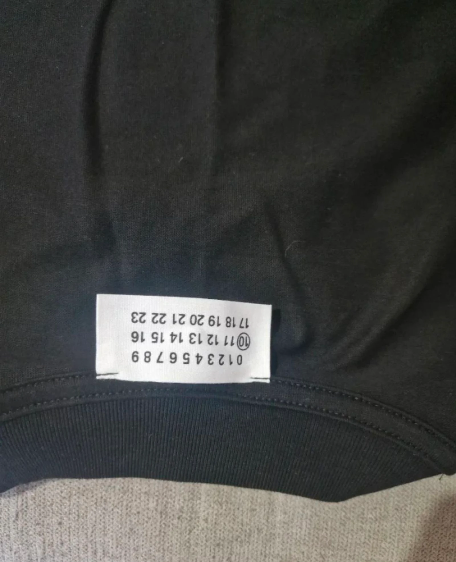 Camisola preta de manga comprida da MM6 Maison Margiela. Manga comprida.
Tamanho M – photo 4